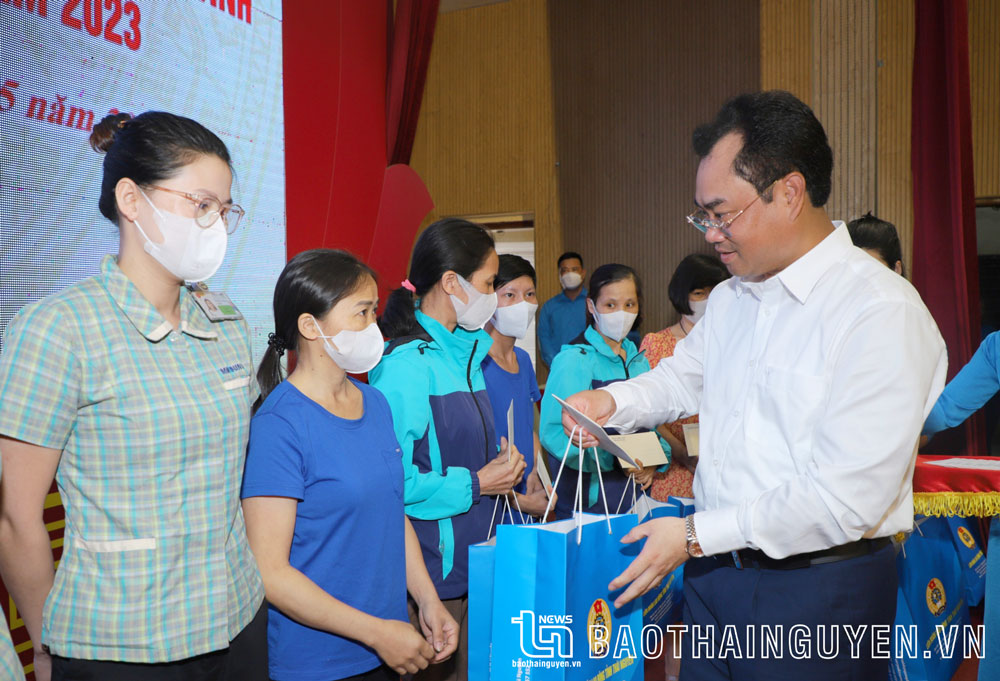 Đồng chí Chủ tịch UBND tỉnh Trịnh Việt Hùng tặng quà cho công nhân, viên chức, người lao động có hoàn cảnh khó khăn.