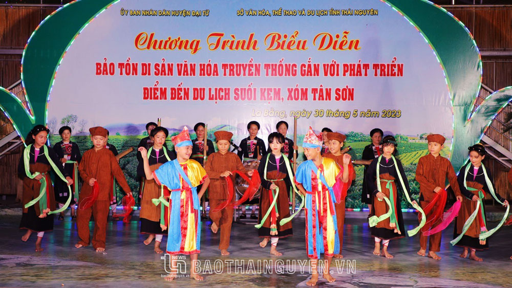 Biểu diễn văn hóa truyền thống gắn với điểm du lịch suối Kẹm
