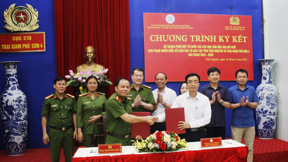 Tổ chức lớp xóa mù chữ cho phạm nhân Trại giam Phú Sơn 4
