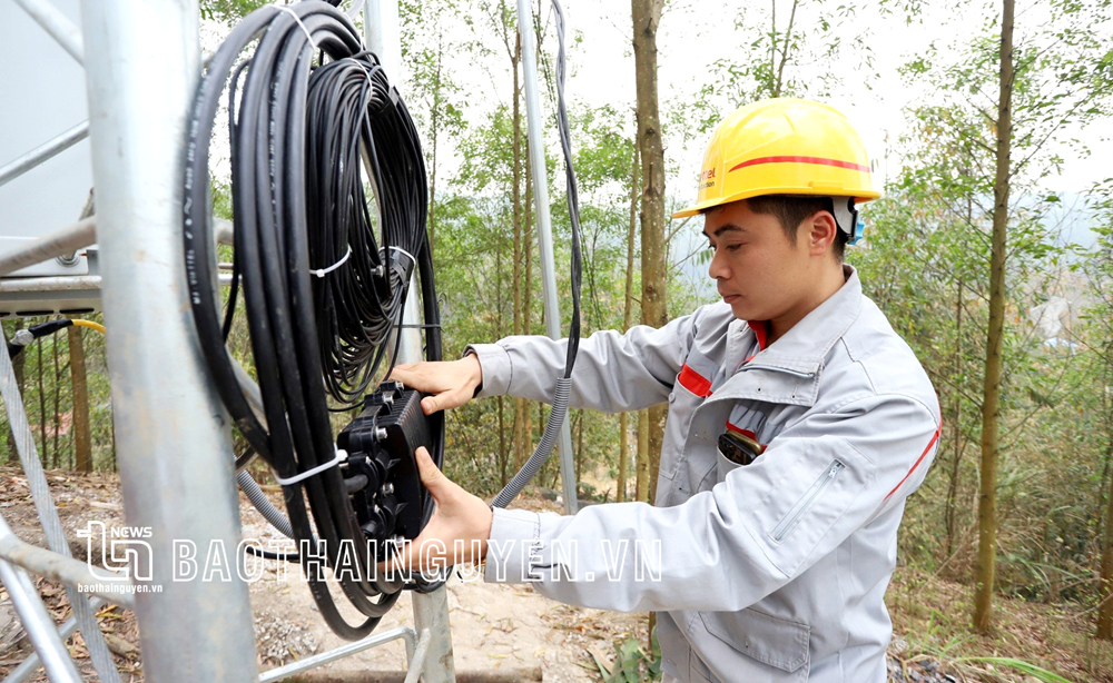 Nhân viên Chi nhánh Viettel Thái Nguyên thường xuyên kiểm tra hoạt động của các trạm BTS, đặc biệt là ở vùng sâu, vùng xa trên địa bàn tỉnh.