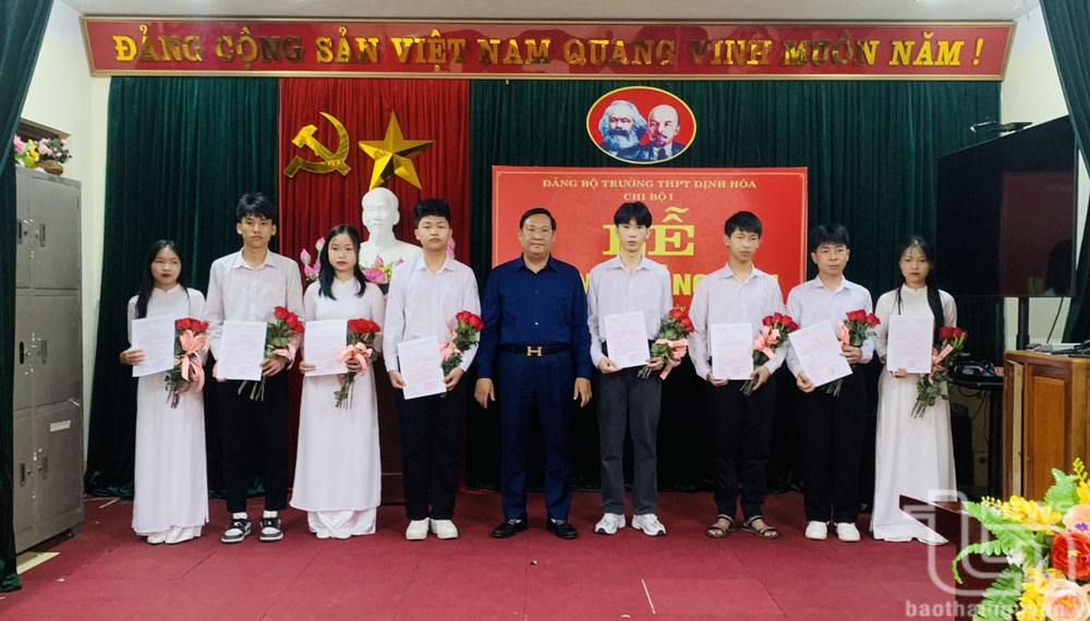 Định Hóa: Kết nạp 8 đảng viên là học sinh THPT