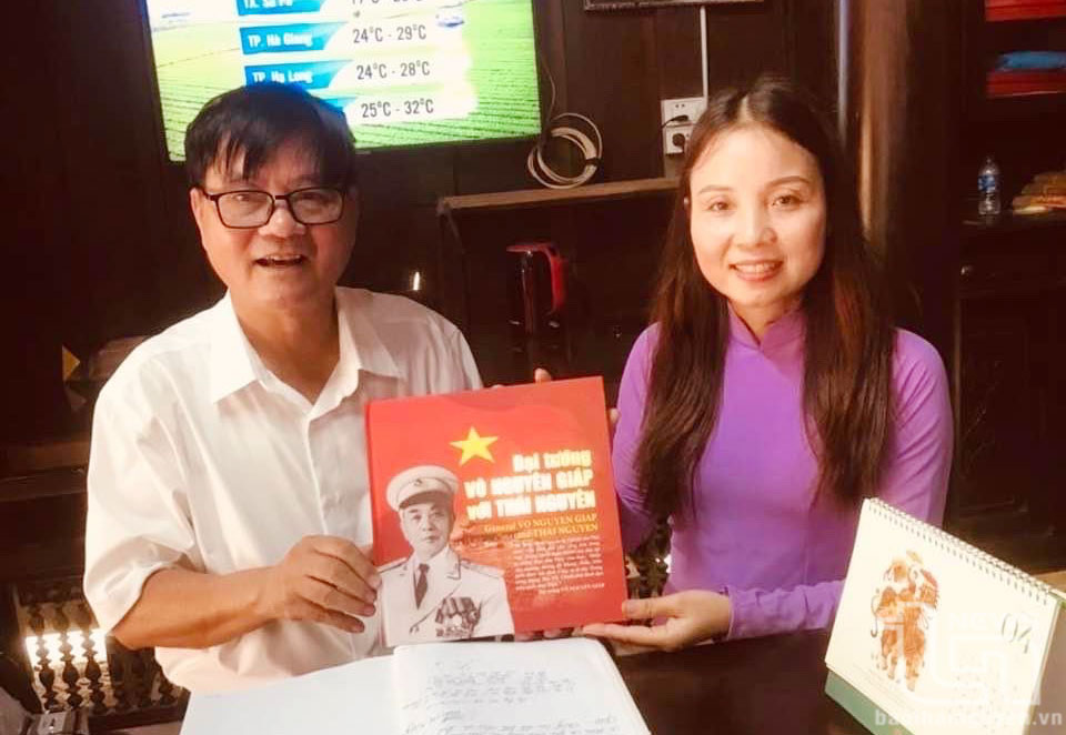Tác giả dâng tặng Nhà lưu niệm cuốn sách ảnh “Đại tướng Võ Nguyên Giáp với Thái nguyên”.