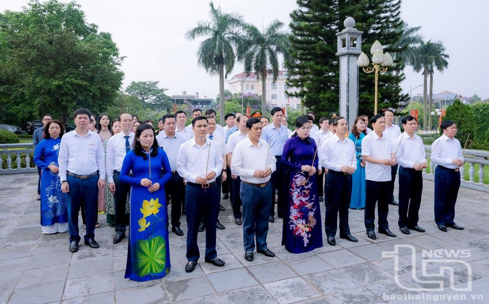 Trước khi diễn ra Hội nghị, Đoàn cán bộ của tỉnh do đồng chí Bí thư Tỉnh ủy Nguyễn Thanh Hải dẫn đầu đã dâng hương tưởng niệm Chủ tịch Hồ Chí Minh tại Nhà truyền thống Tỉnh ủy.