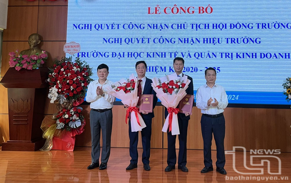 Công bố nghị quyết công nhận Chủ tịch Hội đồng Trường, Hiệu trưởng Trường Đại học Kinh tế và Quản trị kinh doanh