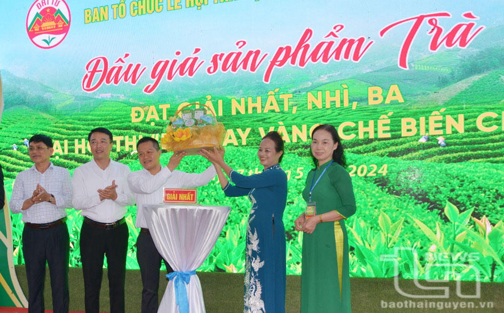 Đại Từ: Các sản phẩm trà đoạt giải được đấu giá 252 triệu đồng