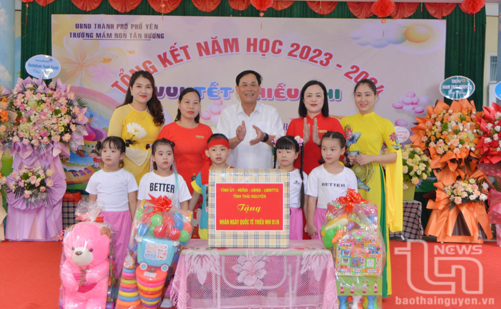 Đồng chí Hoàng Văn Hùng tặng quà cô và trò Trường Mầm non Tân Hương.