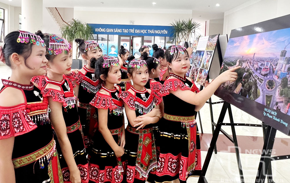 Học sinh Trường Tiểu học và THCS Hóa Thượng (Đồng Hỷ) tìm hiểu về văn hóa, truyền thống của quê hương Thái Nguyên.