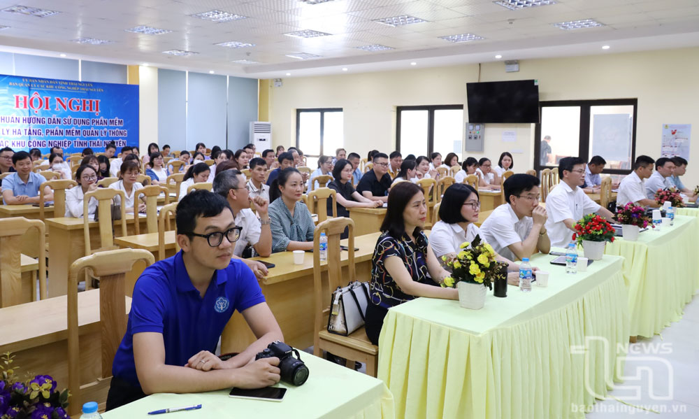 Phổ biến chính sách về an toàn, vệ sinh lao động và bảo hiểm