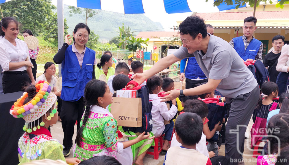 Các đại biểu trao quà cho học sinh.