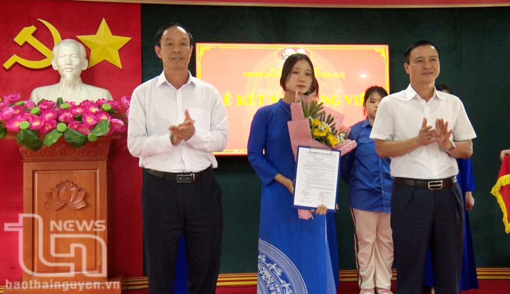 Đại Từ: Kết nạp 9 học sinh ưu tú vào Đảng