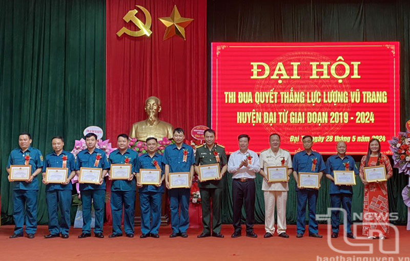 Lãnh đạo huyện Đại Từ khen thưởng các tập thể, cá nhân có thành tích xuất sắc trong phong trào Thi đua quyết thắng.