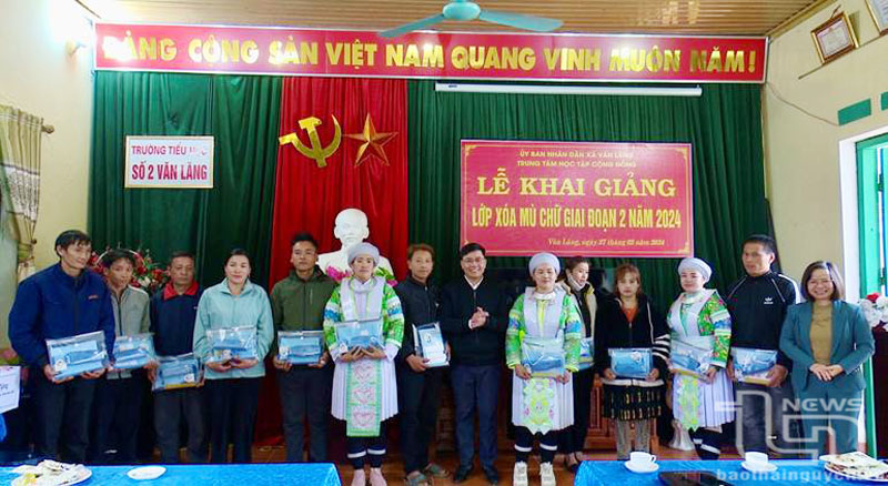 40 học viên tham gia lớp xóa mù chữ