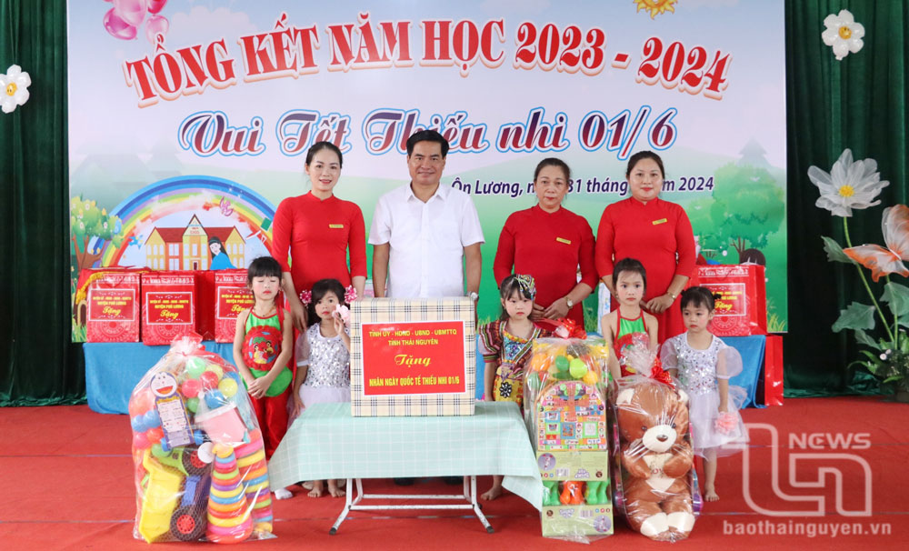 Đồng chí Phó Chủ tịch UBND tỉnh Lê Quang Tiến tặng quà cho Trường Mầm non Ôn Lương (Phú Lương).
