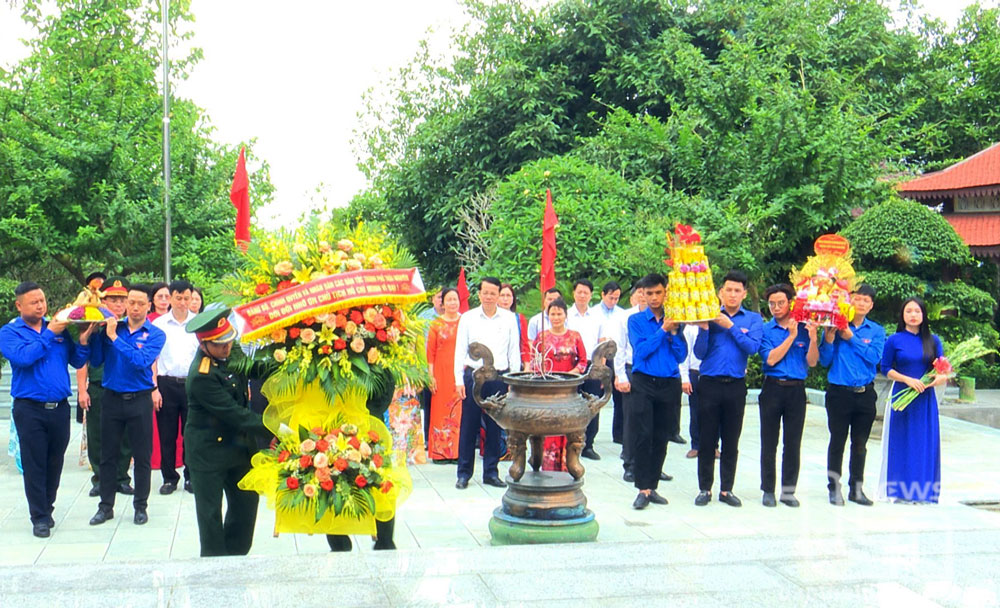 Dâng hương tưởng niệm Chủ tịch Hồ Chí Minh tại ATK Định Hóa 