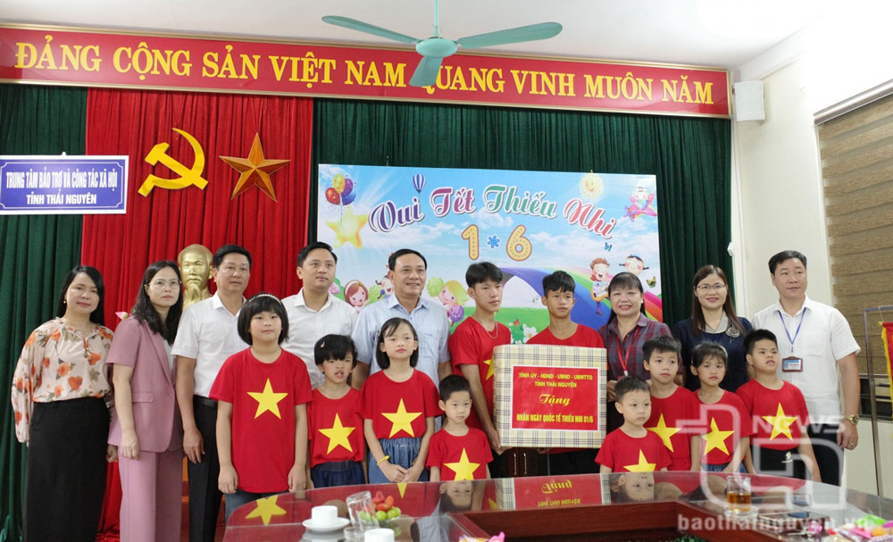 Đồng chí Trưởng Ban Nội chính Tỉnh ủy trao quà cho các em nhỏ tại Trung tâm Bảo trợ và Công tác xã hội tỉnh. 