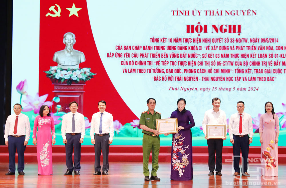 Đồng chí Bí thư Tỉnh ủy Nguyễn Thanh Hải trao Bằng khen cho đại diện các tập thể có thành tích xuất sắc trong thực hiện Nghị quyết 33-NQ/TW.