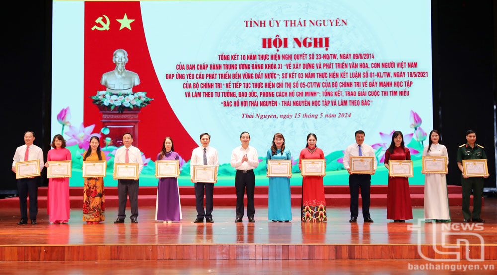 Đồng chí Phó Bí thư Thường trực Tỉnh ủy Phạm Hoàng Sơn trao Bằng khen cho đại diện các tập thể có thành tích xuất sắc trong thực hiện Nghị quyết 33-NQ/TW.