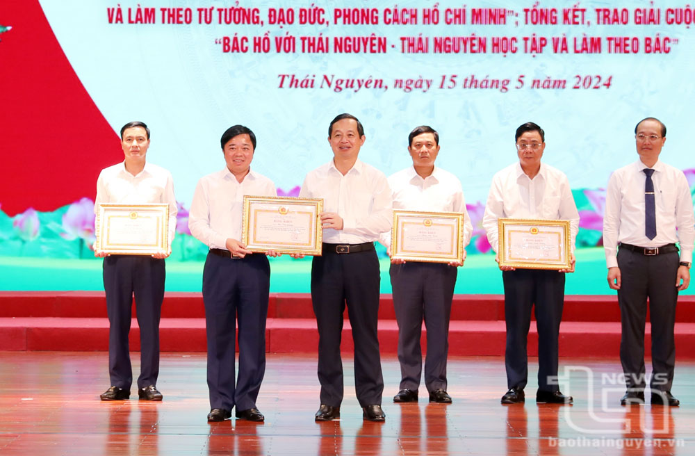 Đồng chí Phó Bí thư Thường trực Tỉnh ủy Phạm Hoàng Sơn trao Bằng khen cho đại diện các tập thể có thành tích xuất sắc trong thực hiện Kết luận số 01-KL/TW của Bộ Chính trị.