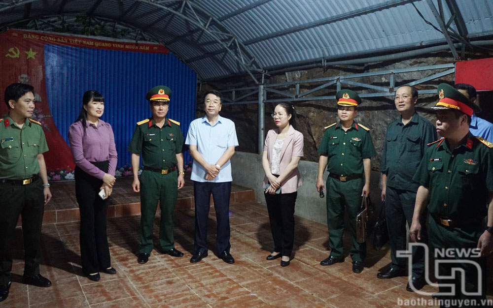 Các đại biểu kiểm tra thực địa khu vực diễn tập tại huyện Võ Nhai.