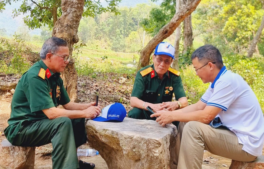 Các cựu chiến binh tại Di tích Sở Chỉ huy Chiến dịch Điện Biện Phủ.