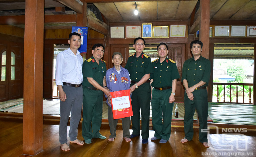 Thăm, tặng quà cựu chiến binh tham gia Chiến dịch Điên Biên Phủ