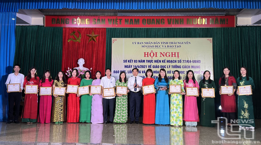Lãnh đạo Ban Tuyên giáo Tỉnh ủy, Sở Giáo dục và Đào tạo tặng Giấy khen cho đại diện các tập thể có thành tích xuất sắc trong giáo dục lý tưởng cách mạng, đạo đức, lối sống và văn hóa ứng xử cho học sinh phổ thông.