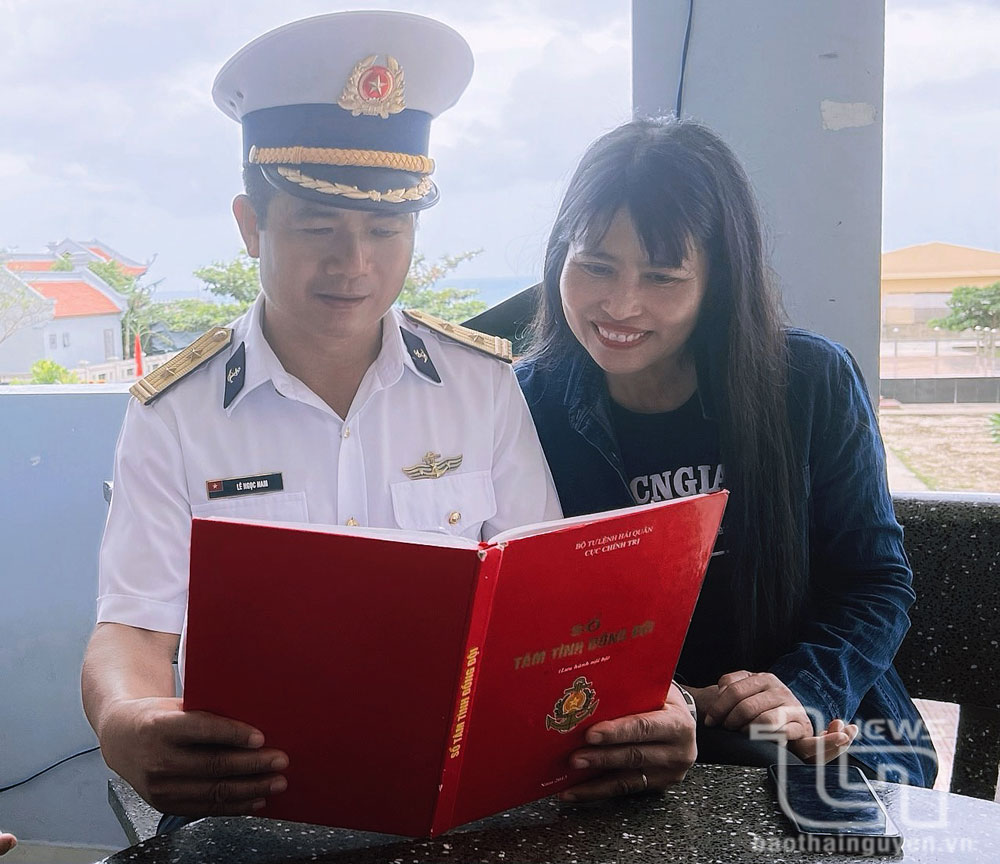 Trung tá Lê Ngọc Nam, Chính trị viên cụm đảo Đá Tây, cùng phóng viên Báo Thừa Thiên Huế đọc sổ Tâm tình đồng đội để tìm hiểu về đời sống tinh thần của chiến sĩ.