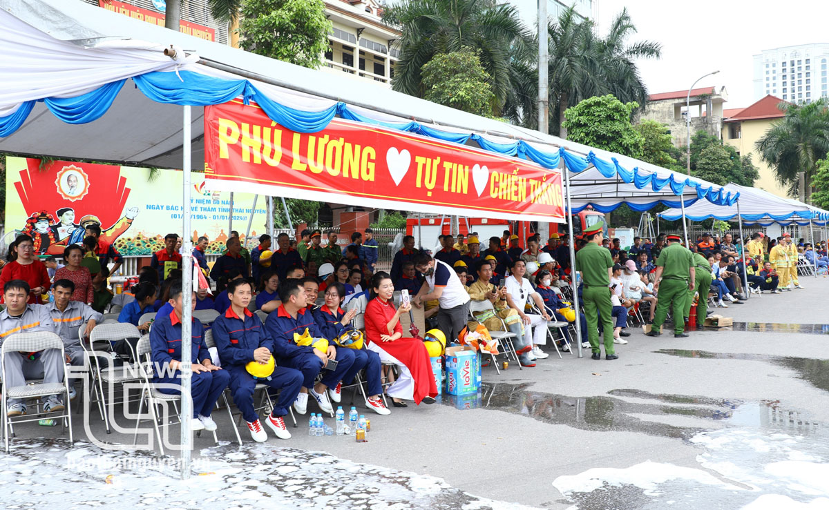 Đông đảo người dân đến cổ vũ cho Hội thi.