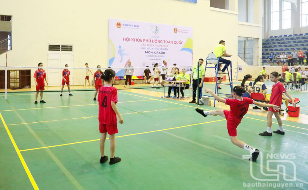Trận chung kết môn Đá cầu nội dung đồng đội nữ THCS giữa đội tuyển Thái Nguyên và đội tuyển Quảng Ninh.