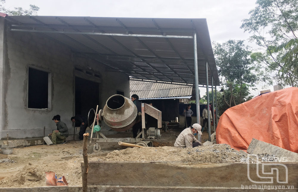 Do thiếu quỹ đất, một hộ người dân tộc Mông ở Bản Tèn, xã Văn Lăng (Đồng Hỷ), phải làm nhà tại một vị trí khá hiểm trở.