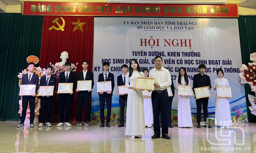 Đồng chí Đặng Xuân Trường tặng Bằng khen của Bộ Giáo dục và Đào tạo cho các học sinh đoạt giải tại Kỳ thi chọn học sinh giỏi Quốc gia THPT năm học 2023-2024.