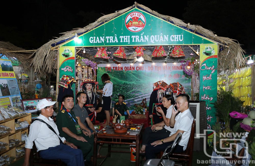 Du khách thưởng trà tại không gian trà.