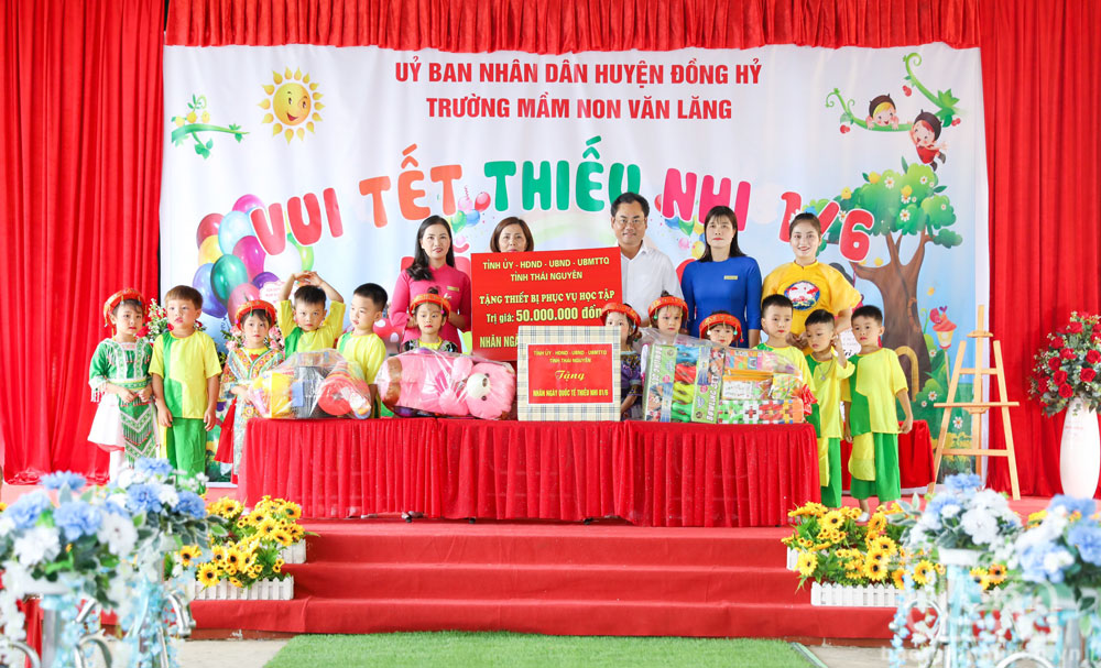 Đồng chí Chủ tịch UBND tỉnh tặng quà học sinh Trường Mầm non Văn Lăng