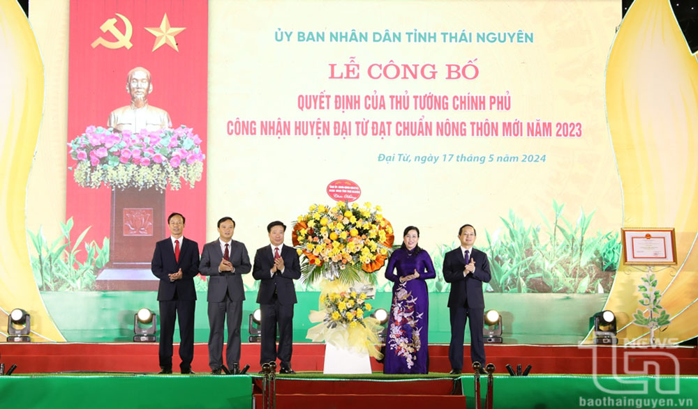 Các đồng chí lãnh đạo tỉnh chúc mừng huyện Đại Từ.