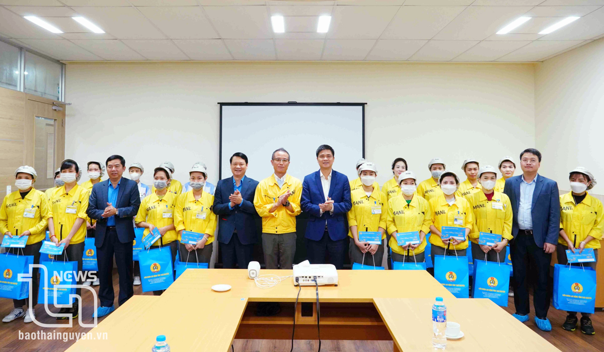 Lãnh đạo Tổng Liên đoàn Lao động Việt Nam và lãnh đạo Liên đoàn Lao động tỉnh tặng quà công nhân, người lao
động làm việc tại Khu Công nghiệp Điềm Thụy trong dịp Tết Nguyên đán Giáp Thìn 2024.