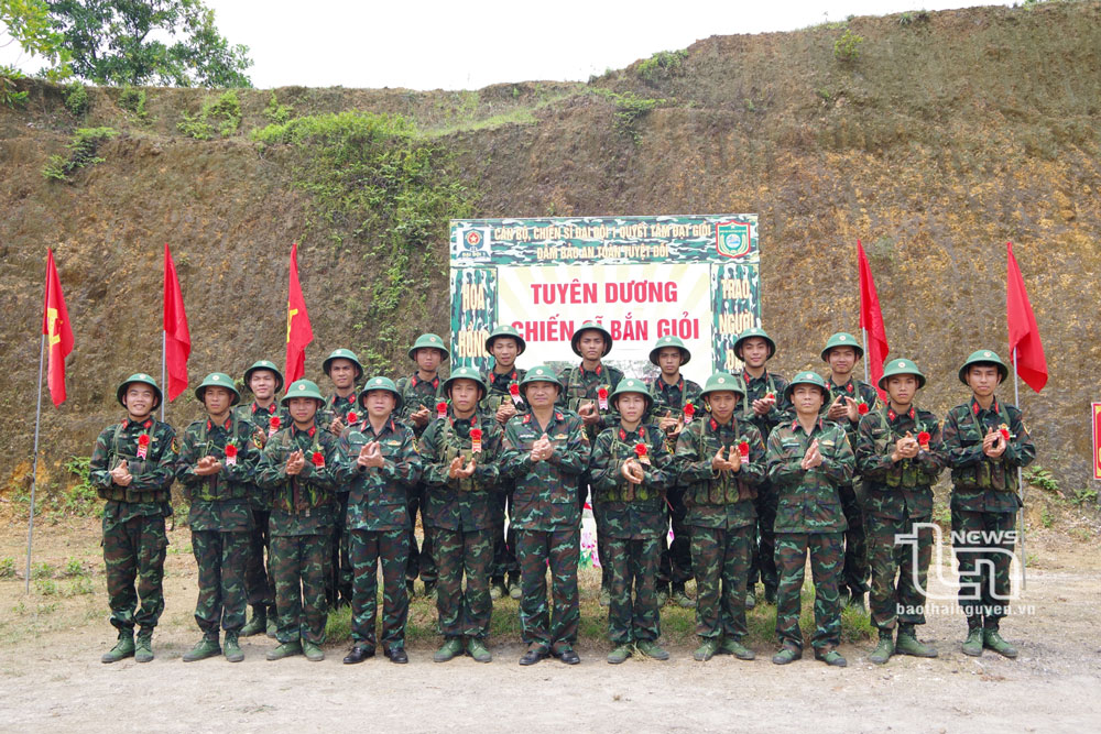 Bộ Chỉ huy Quân sự tỉnh và Trung đoàn 832 động viên các chiến sĩ bắn giỏi.