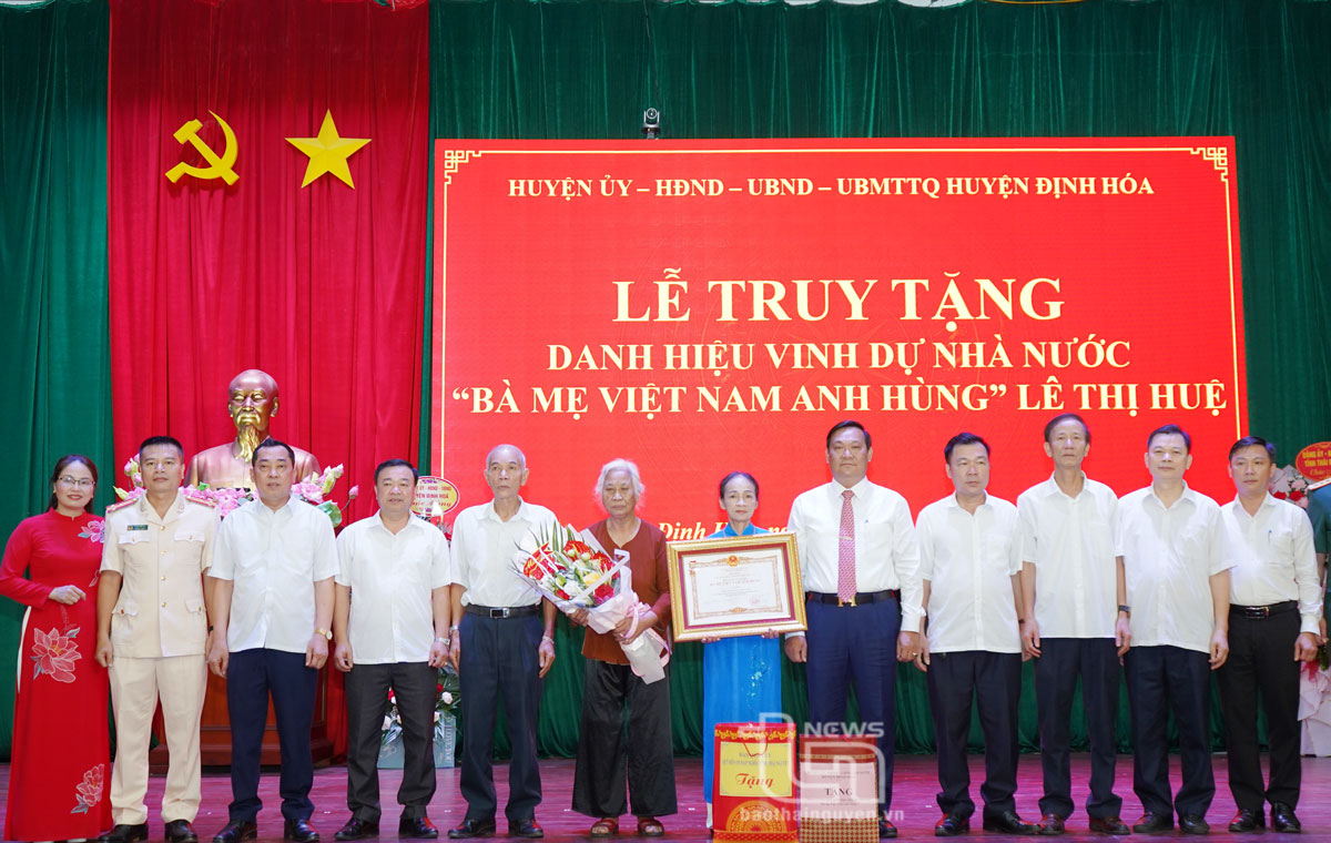 Truy tặng danh hiệu "Bà mẹ Việt Nam anh hùng" cho mẹ Lê Thị Huệ