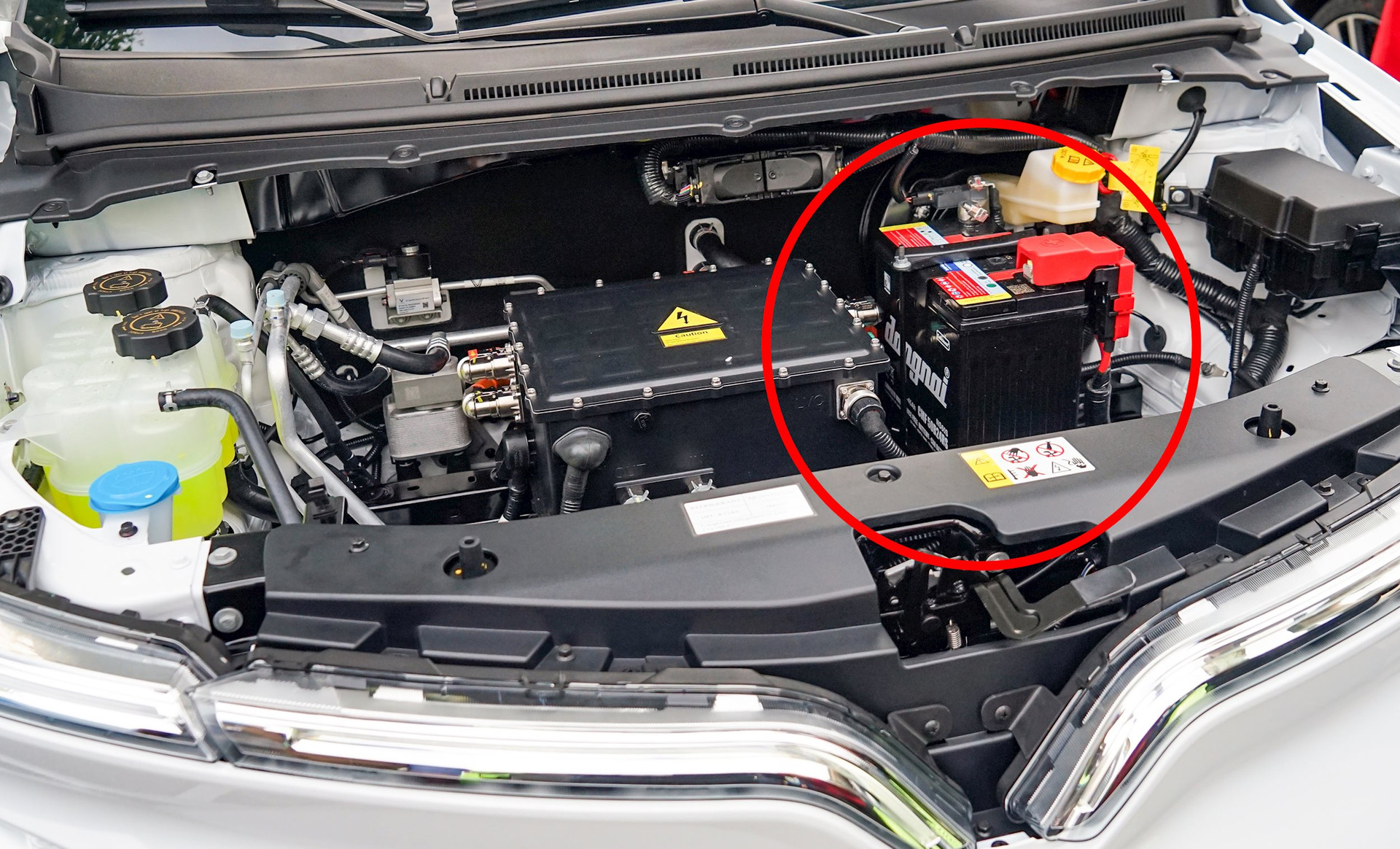 Ắc quy 12V trong ô tô điện vẫn cần bảo trì, thay thế đúng định kỳ. Ảnh: Hoàng Linh