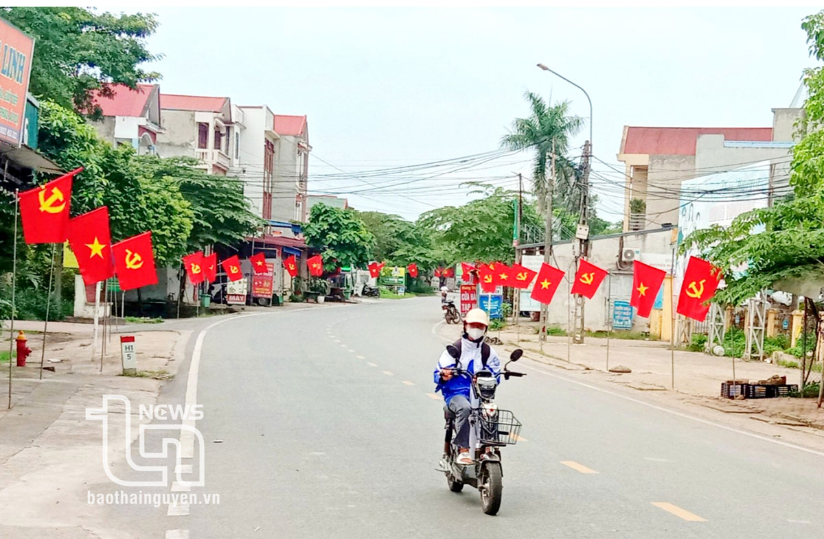 Tuyến đường cờ Đảng, cờ Tổ quốc đầu tiên ở xã Tân Cương (TP. Thái Nguyên) trên trục đường tỉnh 267, đoạn qua xóm Nam Đồng, với chiều dài trên 1km.