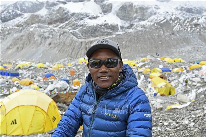 Ông Kami Rita Sherpa trả lời phỏng vấn báo chí khi đang trên hành trình chinh phục đỉnh Everest ngày 2/5/2021. Ảnh tư liệu: AFP/TTXVN