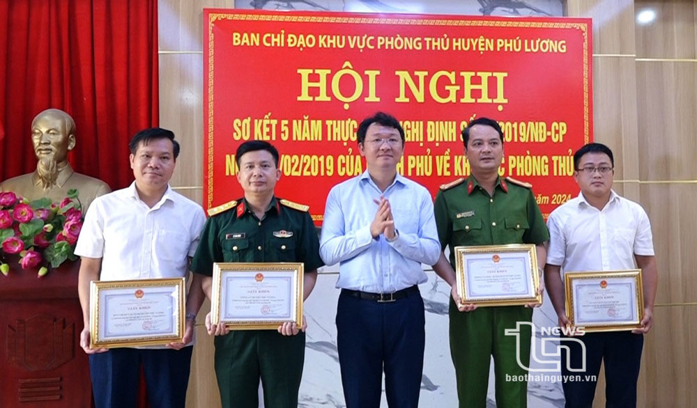 Lãnh đạo Huyện ủy Phú Lương khen thưởng các tập thể có thành tích xuất sắc trong công tác phòng thủ giai đoạn 2019-2024.