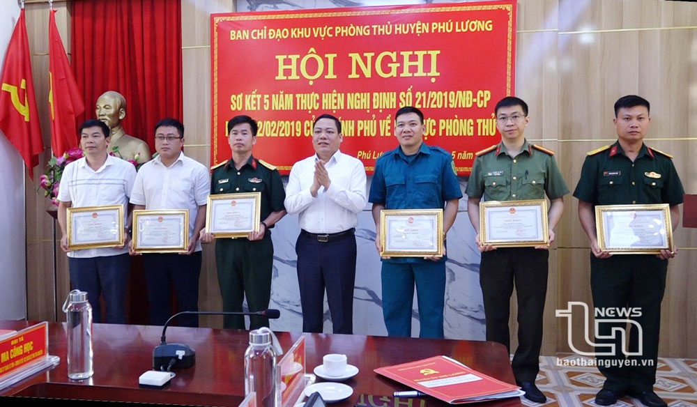 Lãnh đạo huyện Phú Lương khen thưởng các cá nhân có thành tích xuất sắc trong công tác phòng thủ giai đoạn 2019-2024.