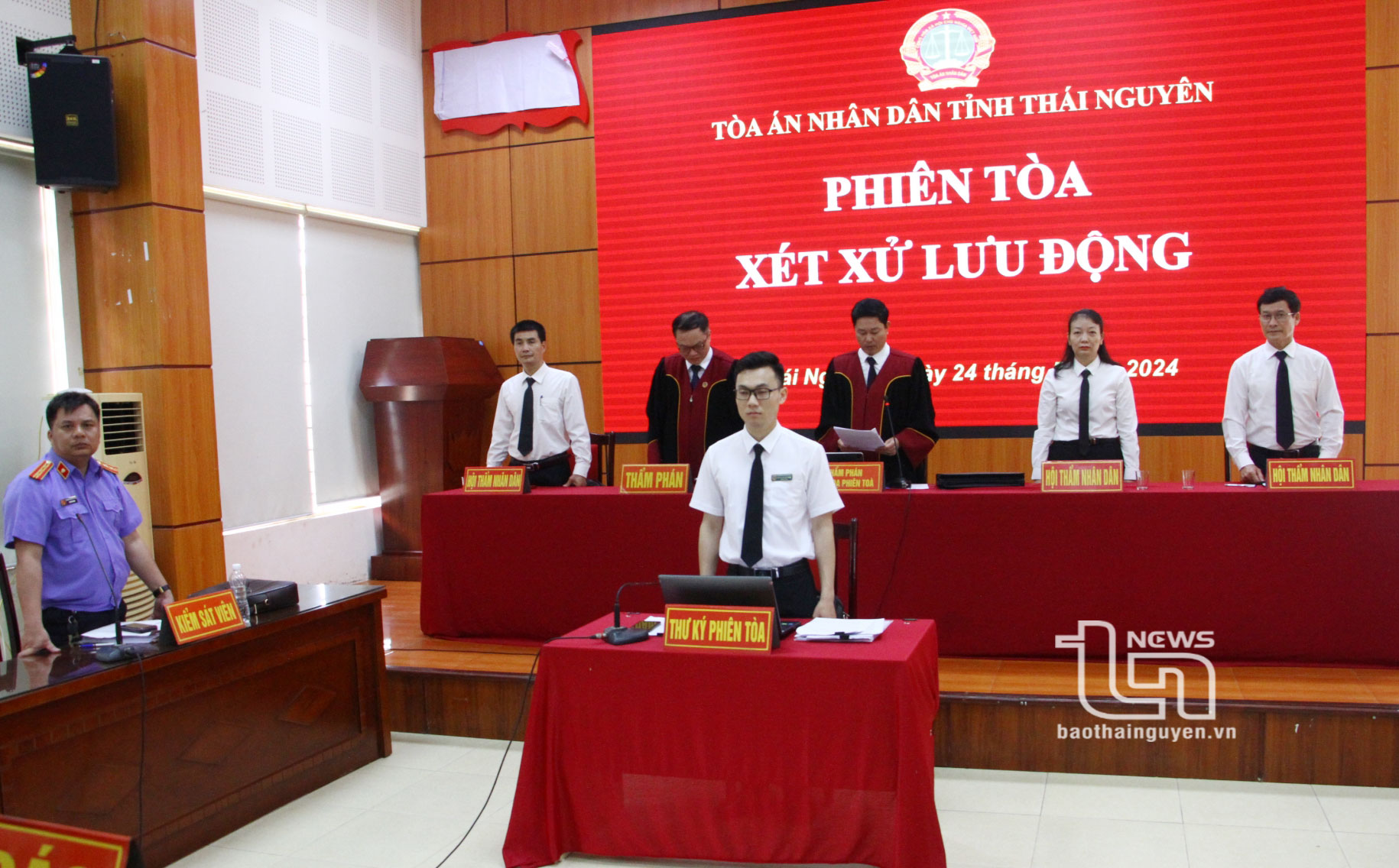 Hội đồng xét xử tuyên án.