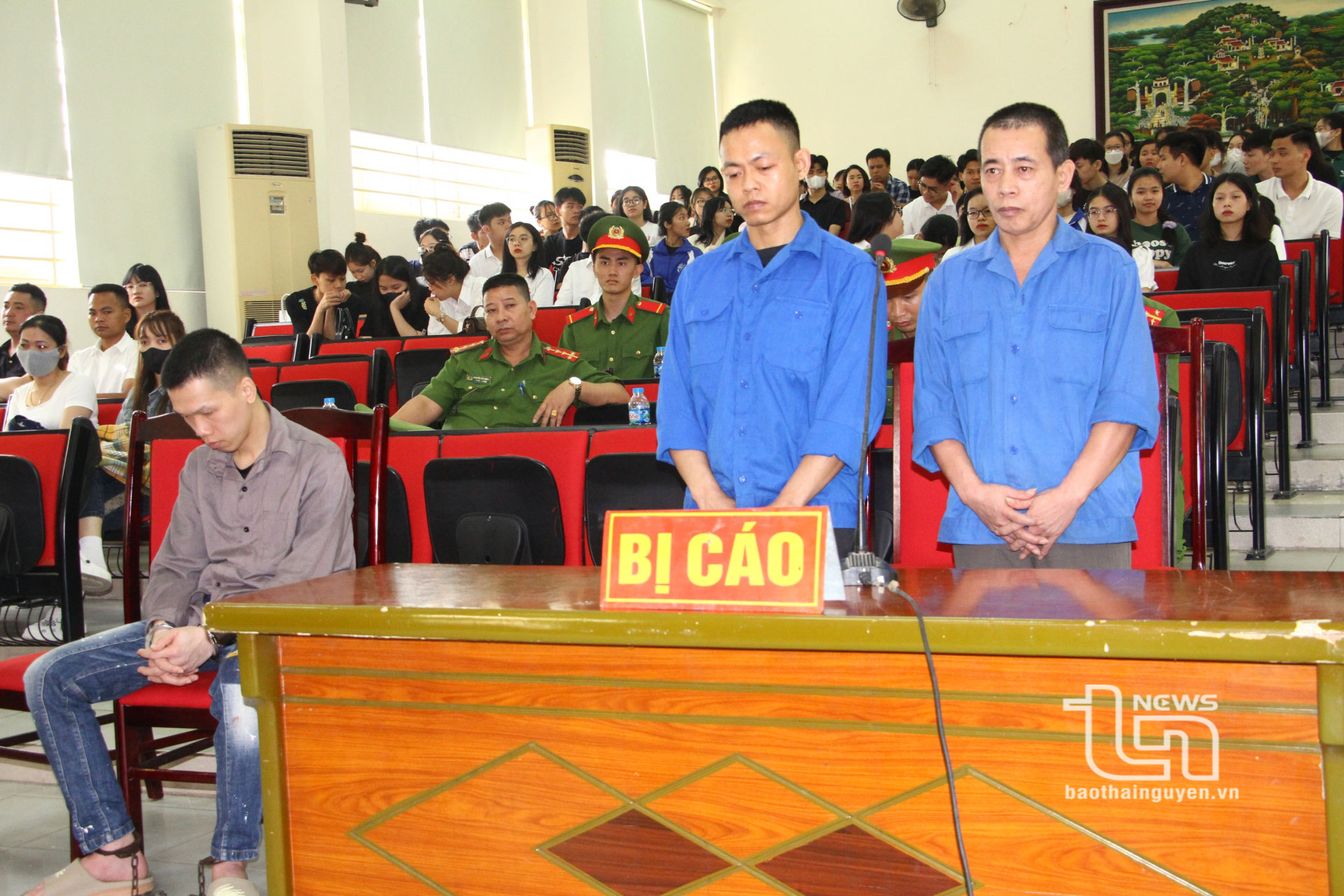 Hội đồng xét xử tuyên phạt Nguyễn Đình Khánh 16 năm tù giam; Ninh Bình Yên 17 năm tù giam, cùng về tội Mua bán trái phép chất ma túy.