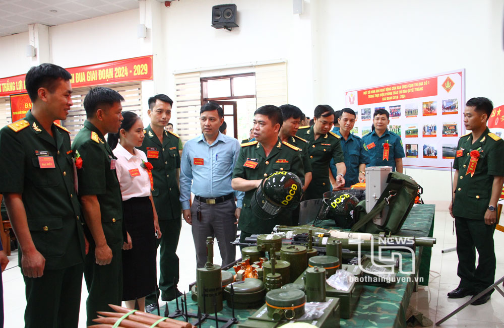 Các đại biểu tham quan gian trưng bày mô hình học cụ huấn luyện tại Đại hội.