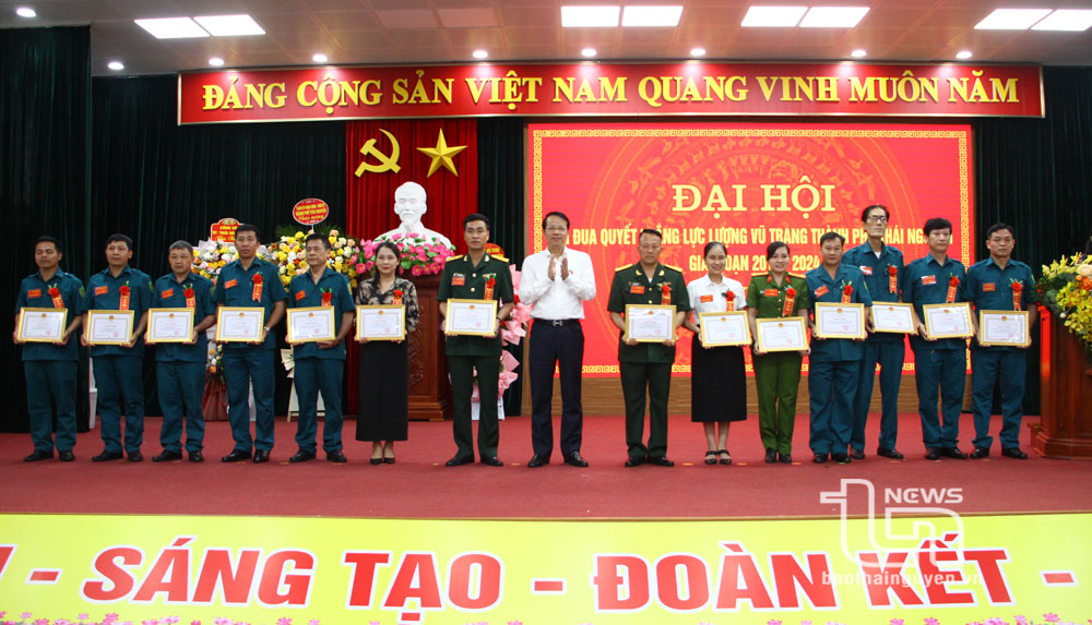 Lãnh đạo Thành ủy Thái Nguyên tặng Giấy khen cho các tập thể có thành tích xuất sắc trong phong trào thi đua quyết thắng lực lượng vũ trang thành phố giai đoạn 2019-2024.