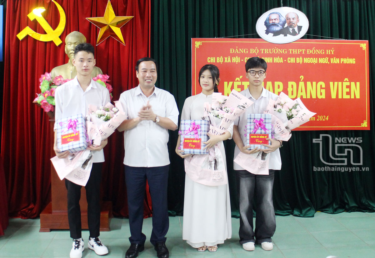Đồng chi Bí thư Huyện ủy Đồng Hỷ chức mừng 3 đảng viên
