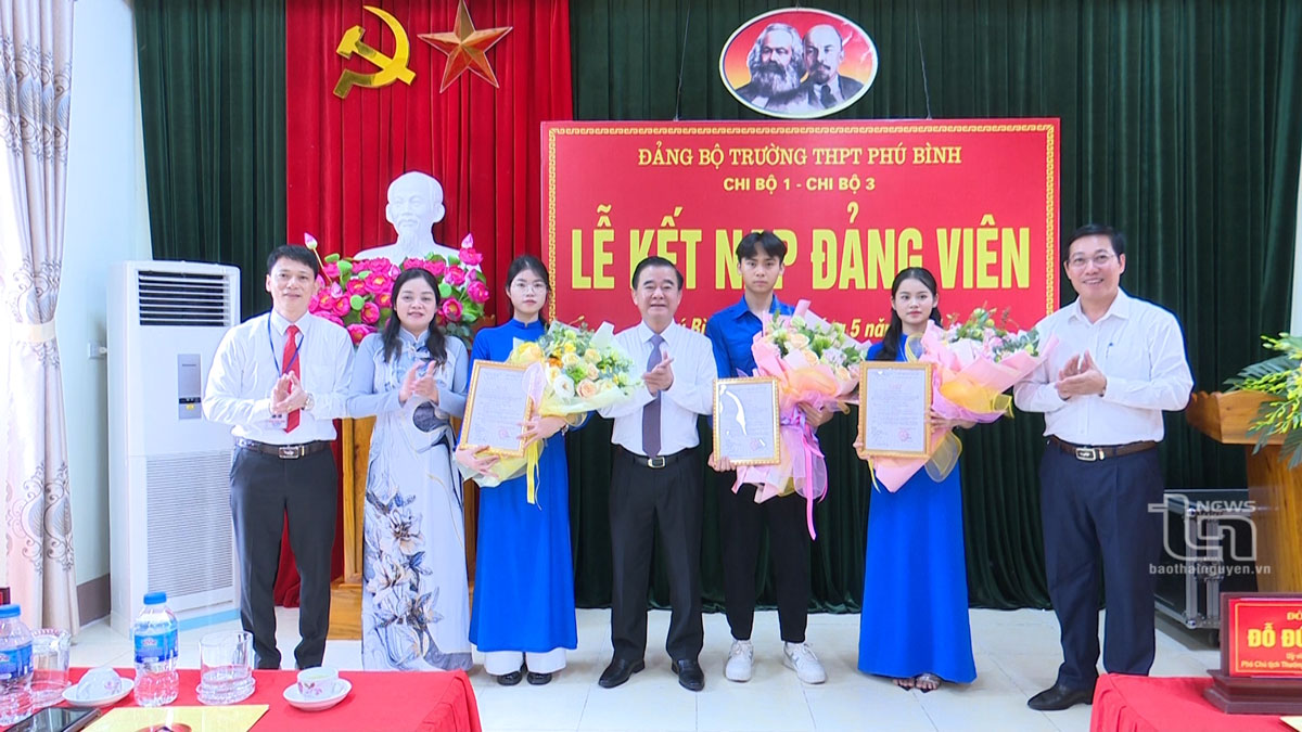 Phú Bình: Kết nạp 10 đảng viên là học sinh