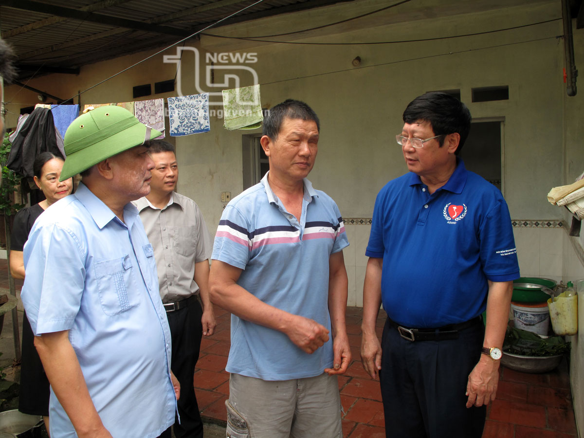 Hội Bảo trợ người khuyết tật và trẻ mồ côi Việt Nam phối hợp với Hội Bảo trợ người khuyết tật và Bảo vệ quyền trẻ em tỉnh khảo sát tại gia đình anh Nguyễn Văn Hoàn, ở xã Thanh Ninh, huyện Phú Bình.