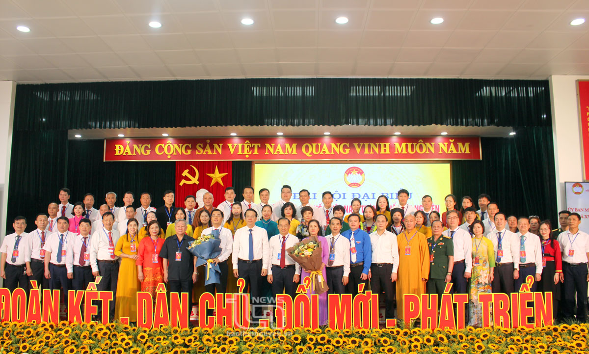 Lãnh đạo TP. Thái Nguyên chụp ảnh lưu niệm với Ban Chấp hành Đại hội khóa mới.